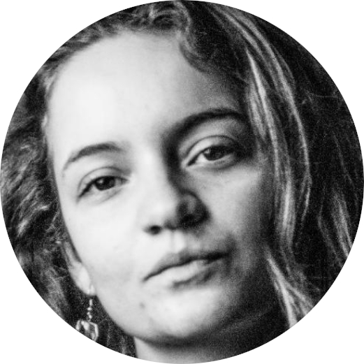 mulher de cabelos nos ombros